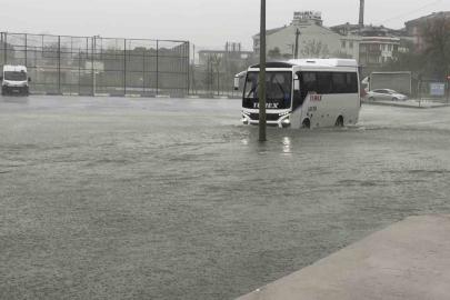 Arnavutköy’de dere taştı, yollar su altında kaldı