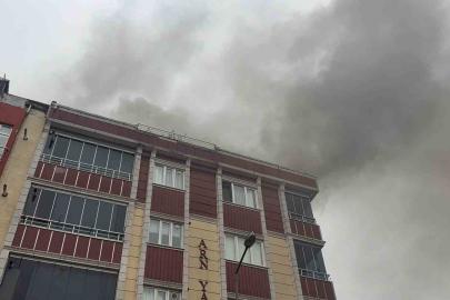 Arnavutköy’de korkutan yangın: Alevler yan binaya sıçradı, 4 kişi dumandan etkilendi