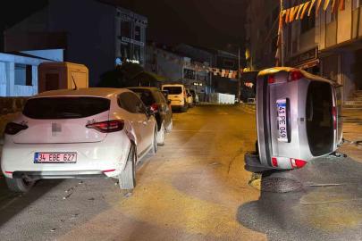 Arnavutköy’de otomobil, park halindeki araca çarpıp yan yattı