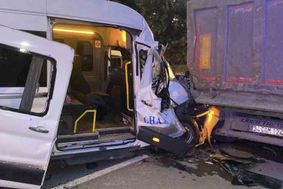 Arnavutköy’de servis minibüsü hafriyat kamyonuna çarptı: 9 yaralı
