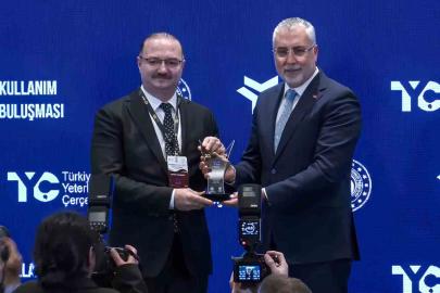 Atatürk Üniversitesi, TYÇ logo kullanımında zirvedeki yerini bakan Işıkhan tarafından verilen ödülle taçlandırdı