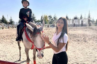 Atlarla vakit geçiren çocuklar teknolojiye mesafe koyuyor