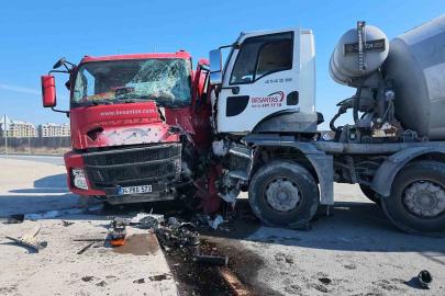 Avcılar’da beton mikserlerinin karıştığı kazada iki kişi yaralandı