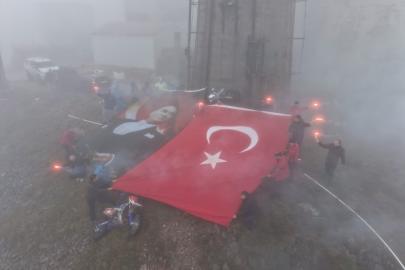 Ay yıldızlı bayrak karadan ve sudan zirveye ulaştı