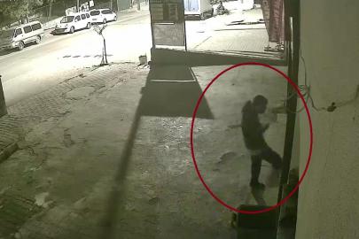 Ayakta duramayan alkollü şahsın iş yeri camını tekmelediği anlar kamerada