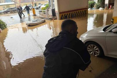 Ayazağa’da otoparkta mahsur kalan vatandaşlar şişme botlarla dışarıya çıkmaya çalıştı