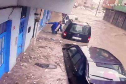 Ayazağa’da sel felaketinde araçların üst üste bindiği anlar görüntülendi