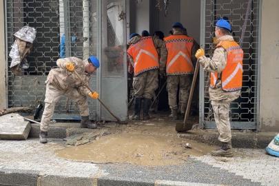 Ayazağa’da sel sonrası temizlik çalışmaları sürüyor: Jandarma ekipleri de destek veriyor