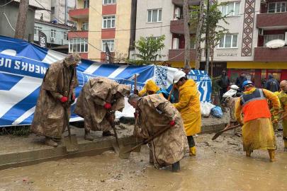 Ayazağa’da sel sonrası temizlik çalışmalarına jandarma da katıldı