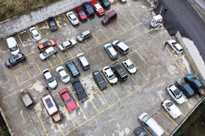 Ayazağa’da selde sürüklenip otoparka çekilen araçlar havadan görüntülendi