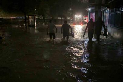Ayazağa’da su baskınları ve elektrik kesintisi: Mahalleler karanlığa gömüldü