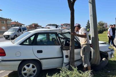 Aydınlatma direğine çarpan otomobilin sürücüsü kaçtı: 1 yaralı