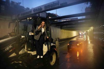Bahçelievler’de su basan alt geçitte aracında mahsur kalan kadın sürücü iş makinesiyle böyle kurtarıldı