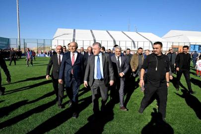 Bakan Bak’tan Melekbaba Spor Tesisi’ne tam not