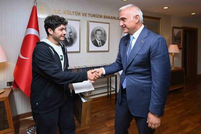 Bakan Ersoy zorlu şartlar altında YKS’de derece yapan öğrenciyle bir araya geldi