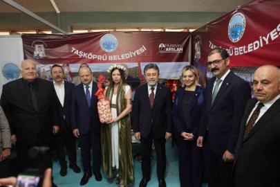Bakan Yumaklı’ya, Taşköprü sarımsağı hediye edildi