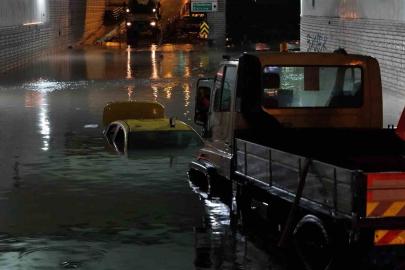 Bakırköy’de alt geçidi su bastı: Takside mahsur kalan sürücü kurtarıldı