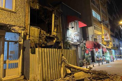 Bakırköy’de metruk binanın çökme anı kamerada