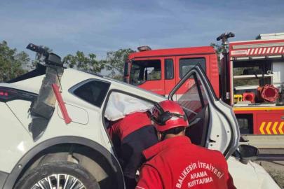 Balıkesir’de otomobil bariyerlere çarptı: 2 yaralı