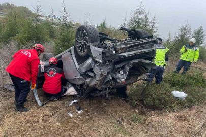 Balıkesir’de otomobil bariyerleri aşarak şarampole uçtu: 1 yaralı