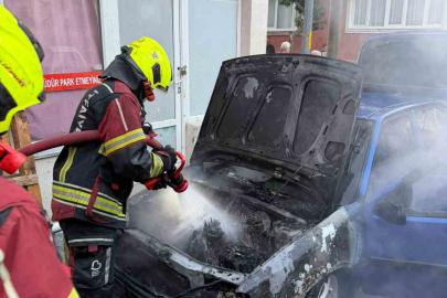 Bandırma’da park halindeki otomobilin motor kısmında alev aldı