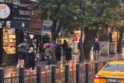 Bandırma’da sağanak yağış etkili oldu