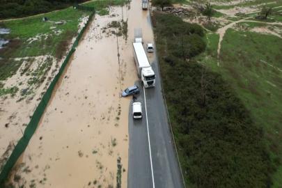 Başakşehir’de sağanak yağmur nedeniyle araç çukura düştü