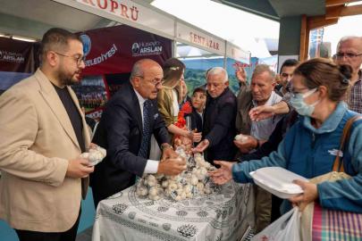Başkan Arslan, Ankara’da vatandaşlarla Taşköprü sarımsağı dağıttı