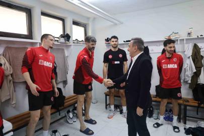 Başkan Dere’den maç öncesi Sungurlu Belediyespor ile Galatasaray Madeş Mobilya takımlarına ziyaret