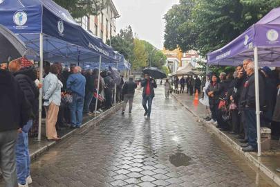 Başkan Doğan’ın destekçileri ikinci günde de belediye önünde buluştu
