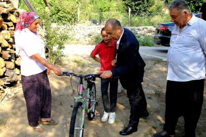 Başkan sözünü tuttu, küçük kız bisikletine kavuştu