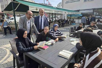 Başkan ve öğrencilerden kitap okuma seferberliği
