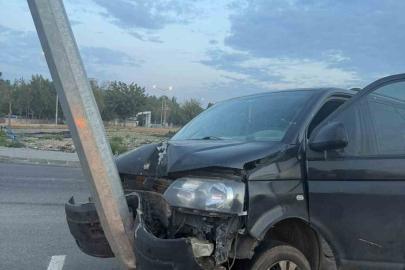 Batman’da hafif ticari araç aydınlatma direğine çarptı: 1 yaralı