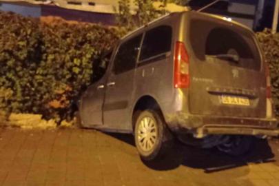 Batman’da otomobille çarpışan hafif ticari araç bahçe duvarına çarptı