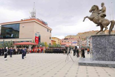 Bayburt’ta Cumhuriyet Bayramı kutlamaları çelenk sunumuyla başladı