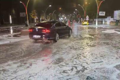 Bayburt’ta dolu yağışının ardından cadde ve sokaklarda su birikintileri oluştu