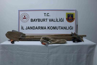 Bayburt’ta izinsiz kazı yapan 6 şüpheli suçüstü yakalandı