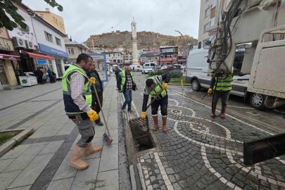 Bayburt’ta mazgallar yağışlara karşı temizleniyor