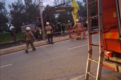 Bayrampaşa’da çalışma sırasında yol çöktü. Göçük altında kalanları olduğu iddia edilirken, olay yerine polis, AFAD, itfaiye ve sağlık ekipleri sevk edildi.