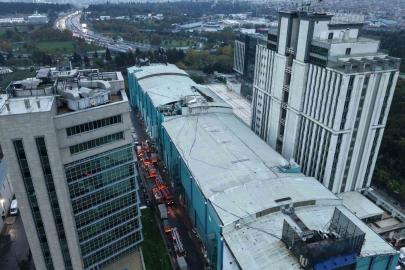 Bayrampaşa’da düğün salonunun çatısı alevlere teslim oldu