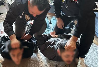 Bayrampaşa’da otomobilin önünü kesip araçtaki 7 kilogram altın ve yüklü miktardaki parayı çaldılar