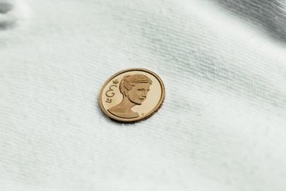Belçika’da Prenses Elisabeth’in 25. yaşına özel altın hatıra parası ve posta pulu