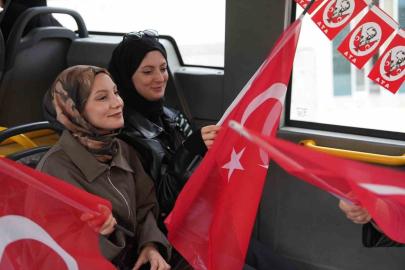 Belediye otobüsünde 29 Ekim Cumhuriyet Bayramı coşkusu