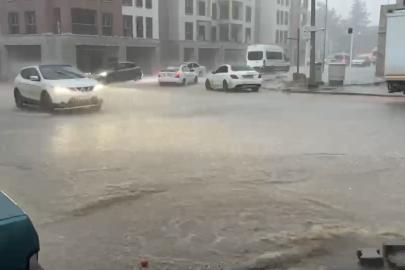 Besni’de sağanak yağış: Cadde ve sokaklar göle döndü