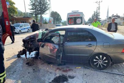 Beton direğe çarpan otomobil hurdaya döndü: 1 yaralı