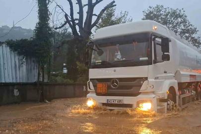 Beykoz’da şiddetli yağışta asfalt parçalandı: Çamurlu suya batan araçlar güçlükle ilerledi