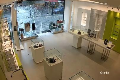 Beylikdüzü’nde şiddetli rüzgar dükkanın cam kapısını kırdı