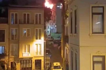 Beyoğlu’nda 6 katlı binanın çatısında korkutan yangın
