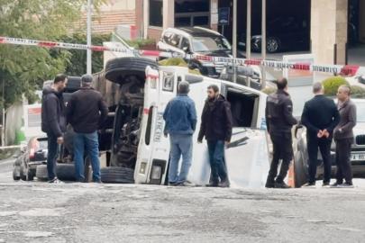 Beyoğlu’nda kontrolden çıkan kamyon yan yattı