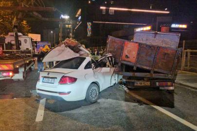 Beyoğlu’nda makas atan alkollü sürücü kamyonun altına girdi: 3 yaralı